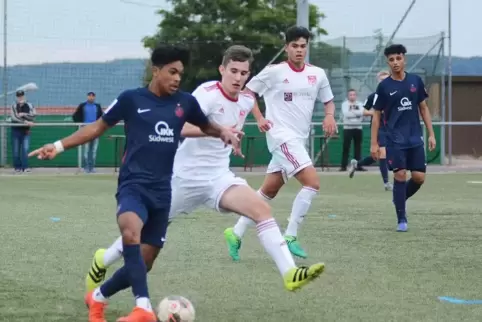 Lagen lange Zeit nur mit 0:1 gegen den 1. FC Kaiserslautern zurück: die A-Junioren des ASV Winnweiler (weiße Trikots).