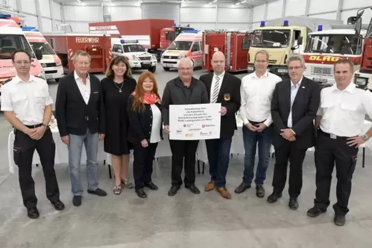 Die Vertragspartner (von links): Jan Deubel (Feuerwehr), Willi D&ouml;rfler (DRK), Oberb&uuml;rgermeisterin Jutta Steinruck, Hiltrud Gehrl
