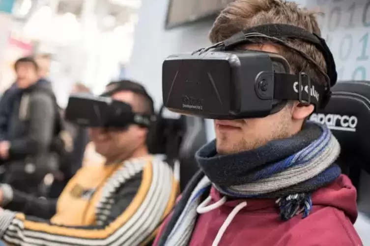 Auch eine „Weltreise“ per Virtual-Reality-Brille können die Besucher machen.
