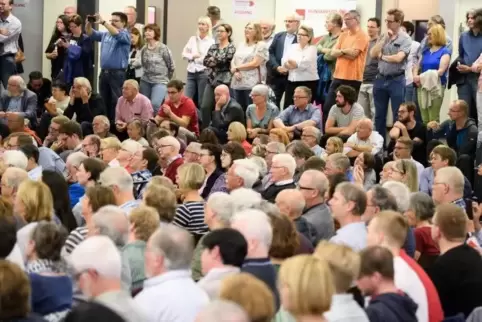 Manche müssen stehen: Wie hier in Bremen treffen die Regionalkonferenzen auf guten Zuspruch.