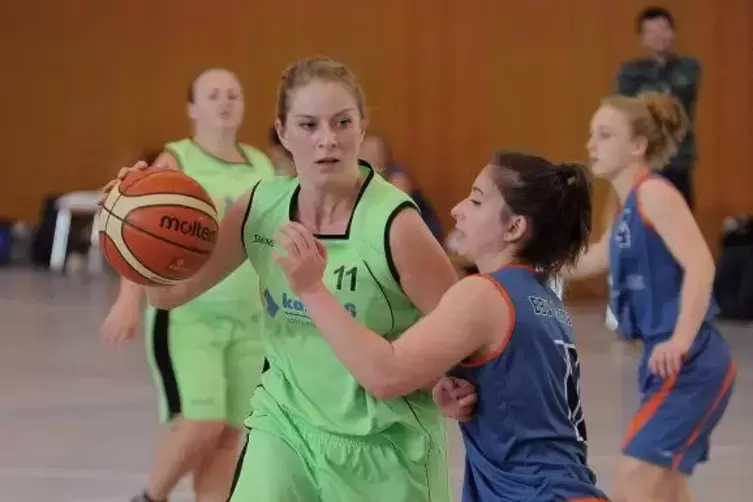 Spielmacherin und Korbjägerin, Michelle Salge wird auch in der neuen Saison bei den Dürkheimer Basketballerinnen spielen.