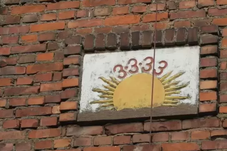 An der Scheune des Rothenbergerhofes weist diese Zahl auf einer Betonplatte auf den Brand des Deileisterhofes am 3.3.1933 hin.