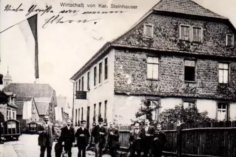Kerwe 1910 in Merzalben, das damals noch Märzalben hieß: Links hinter den Männern sind die Kerwewagen zu sehen.