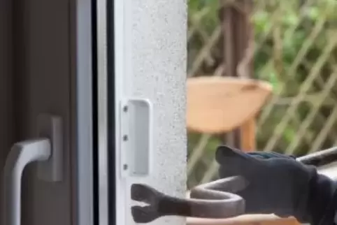 Vergeblich haben die Täter versucht, die Terrassentür aufzuhebeln.