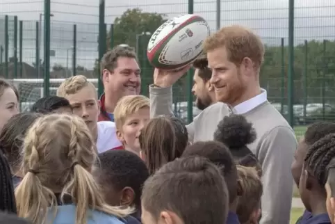 Beliebtester Royal direkt nach der Queen: Harry mit Schülern in Luton.