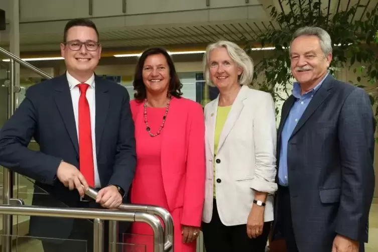Zweimal grün, zweimal schwarz: Bürgermeisterin Ilona Volk (Zweite von links) mit den neuen Beigeordneten Patrick Poss, Ulla Behr