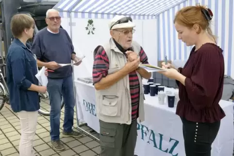 Zeit für Gespräche: Marktmeister Hans Kirsch (Zweiter von links) und Klaus Müller mit den Redakteurinnen Ulrike Minor (links) un