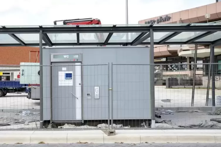 F&uuml;r einige ein &Auml;rgernis: das neue Toilettenh&auml;uschen an der Neuen Pforte.