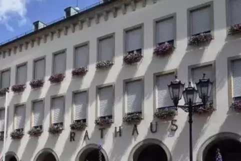Bislang mit Geranien geschmückt: das Frankenthaler Rathaus.