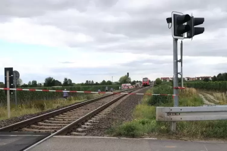 Der unbeschrankte Bahn&uuml;bergang, an dem der Unfall passierte. Der Zug schleifte den Kastenwagen noch etwa 150 Meter mit.