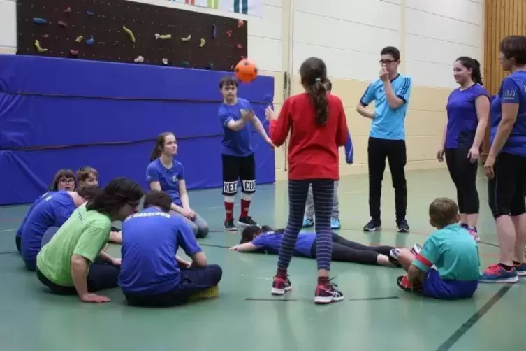 Bis zu 23 Kinder kommen mittwochs zur inklusiven Sportgruppe des LC Haßloch. Oft spielen sie mit einem Ball.