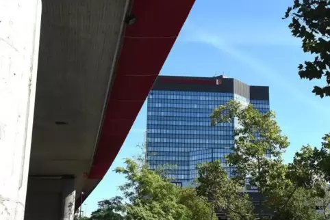 Sanierungsfälle: die Hochstraße Nord und das Ludwigshafener Rathaus.