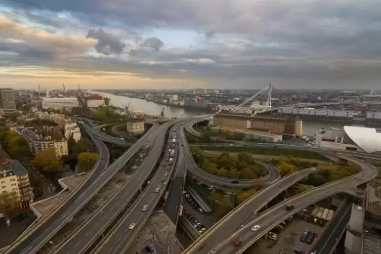 Stellt die ganze Region vor Probleme: das marode Hochstra&szlig;ensystem in Ludwigshafen.
