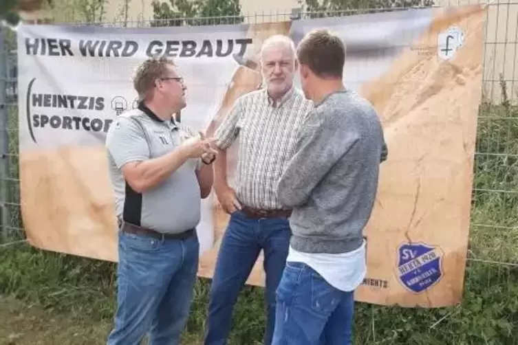 Dominique Heintz (vorne) im Gespr&auml;ch mit B&uuml;rgermeister Rolf Metzger (Mitte).