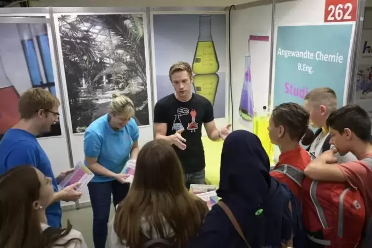 Junge Arbeitnhemer informierten die Sch&uuml;ler &uuml;ber ihre Firma.