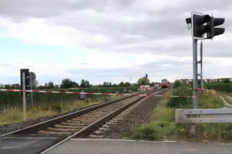 Der unbeschrankte Bahn&uuml;bergang, an dem der Unfall passierte. Der Zug schleifte den Kastenwagen noch etwa 150 Meter mit.