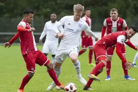 In der vergangenen Saison gelang dem FCK II zu Hause gegen Karbach ein Sieg. Das Bild zeigt eine Szene aus dieser Partie. FCK-Sp