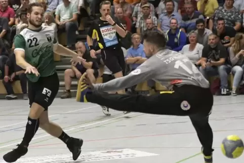 Niklas Schwenzer überwindet den Haßlocher Torwart Daniel Schlingmann zum 1:0 für den TV Hochdorf.
