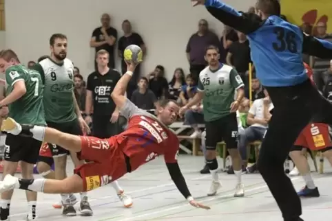 Der Haßlocher Kreisläufer Stefan Job (am Ball) scheitert hier am Hochdorfer Tormann Roko Peribonio.