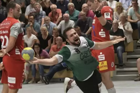 Der Hochdorfer Niklas Sorda setzt sich gegen zwei Haßlocher Gegenspieler durch und trifft zum 3:2.