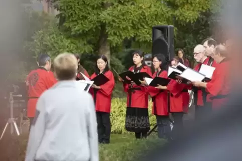 Der deutsch-japanische Chor „Die Flügel“ bereicherte mit seinem Liedgesang die Stimmung im Japanischen Garten.