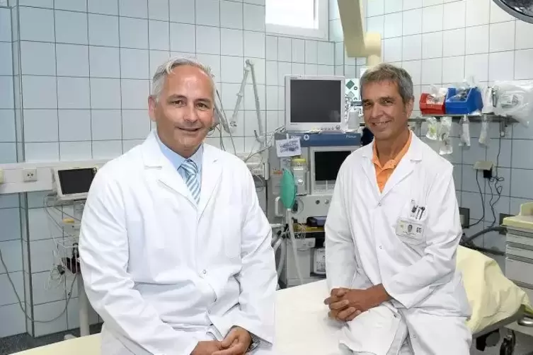 Frank Müller-Bongartz (links) folgt Horst Fleck nach als Chefarzt der Klinik für Unfallchirurgie und Orthopädie am Westpfalz-Kli