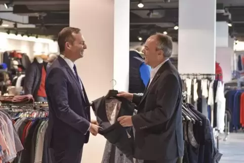 Jetzt nur kein Streit! Minister Wissing (li.) und IHK-Pfalz-Geschäftsführer Vogel beim Shoppen in Kandel.