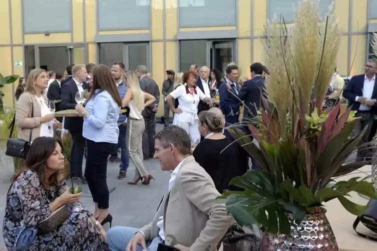 Stelldichein bei der Er&ouml;ffnung: das Interesse an dem neuen Haus ist gro&szlig;.