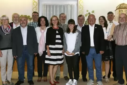 Dürfen sich nun ein Jahr lang um den Landratswein von Clemens Körner (Vierter von links) kümmern: die neuen Weinpaten des Rhein-