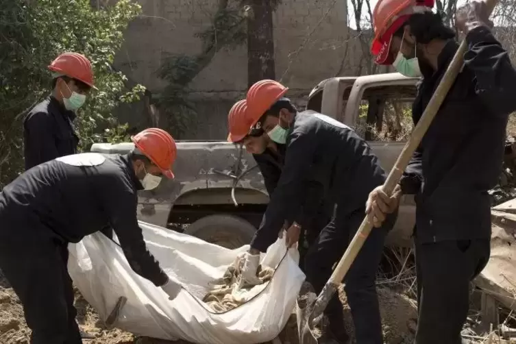 Die Gräuel des Kriegs in Syrien werden über Jahrzehnte nachwirken. Hier im Bild: Helfer laden menschliche Überreste aus einem Ma