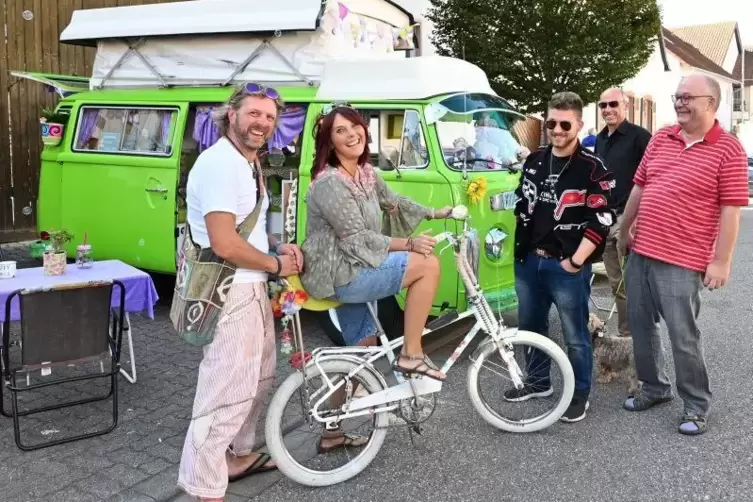 Mit einem Hippie-Bus, Baujahr 1979, und einem Bonanzarad inklusive dem nötigem Outfit sind diese Teilnehmer aus Primasens nach H