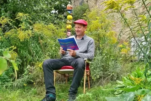 In der farbigen Stadtmauer-Oase liest Hendrik Hoffmann aus seinen „Heimatfarben“.