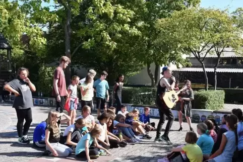 Im Hof der Integrierten Gesamtschule in Wachenheim wurde ein Lied einstudiert.