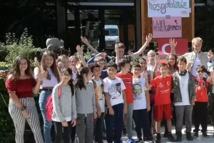Ein Teil der türkischen Kinder und ihre Neustadter Partner am Samstag im Schulhof des Kurfürst-Ruprecht-Gymnasiums.