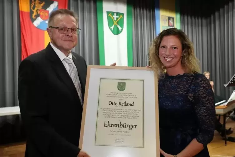 Ein großes Geschenk: Waldsees Ortsbürgermeisterin Claudia Klein überreichte Otto Reiland die Urkunde als Ehrenbürger der Gemeind