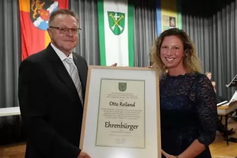 Ein großes Geschenk: Waldsees Ortsbürgermeisterin Claudia Klein überreichte Otto Reiland die Urkunde als Ehrenbürger der Gemeind