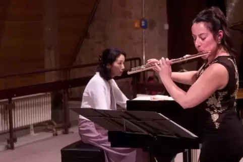 Rotraut Jäger, am Klavier begleitet von Mie Dennerlein-Shaku.