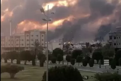Der Rauch nach dem Drohnenangriff auf die saudische Raffinerie.