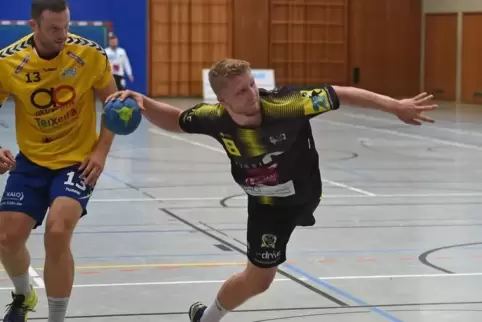Aaron Schleidweiler trifft in dieser Szene für Mundenheim.