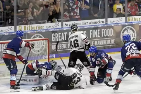 Jason Akeson (rechts) erzielt gegen Adler-Torwart Dennis Endras das Tor zum 1:1 für Köln.