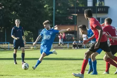 Er kommt zwar unbedrängt zum Schuss, trifft aber nicht: Benjamin Huege vom FV Ramstein im Kerwespiel gegen den SV Steinwenden II