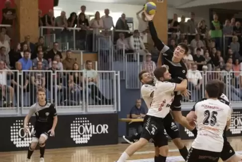 Fest im Griff: Marco Holstein vom TuS Dansenberg II wird beim Sprungwurf von den Abwehrspielern des SV 64 Zweibrücken energisch 