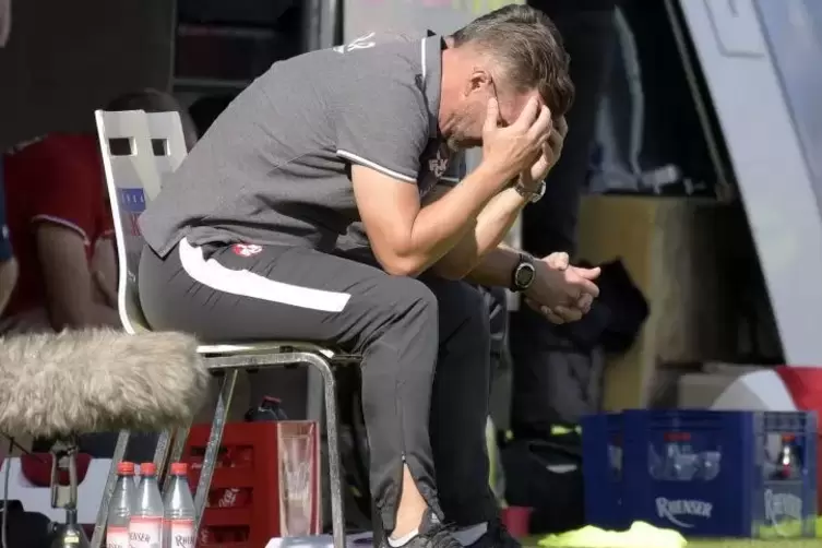 Einsam und verloren: FCK-Trainer Sascha Hildmann niedergeschlagen nach der schlimmen Schlappe in Meppen.