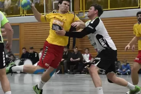 Lenkte in Völklingen in der entscheidenden Phase geschickt das Spiel der HSG: Thomas Betz (links).