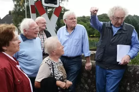 Seine Wurzeln reichen in die Nordpfalz: Fritz Nies (rechts) wusste in Schweisweiler persönliche Anekdoten und historische Fakten