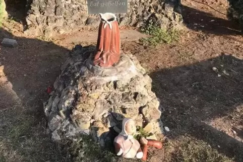 Steht seit 2007 vor der Grotte: die Bernadette-Figur.