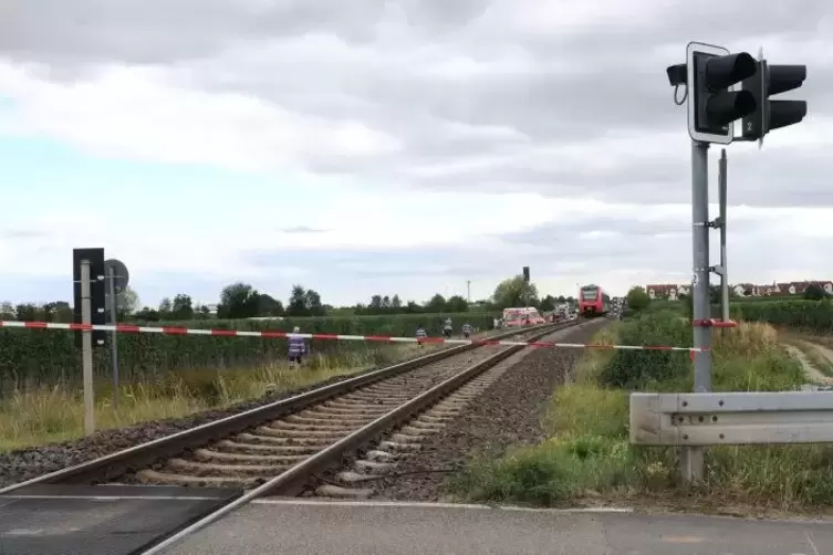 An diesem Bahnübergang kurz vor Wachenheim hat sich am Freitag das Unglück ereignet. 