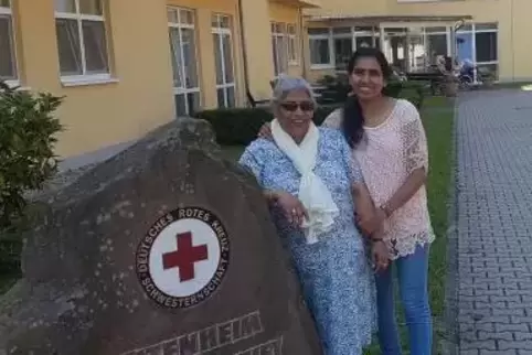 Schwester Rosy (li.) und ihre Nichte Chessy beim Treffen in Neustadt.