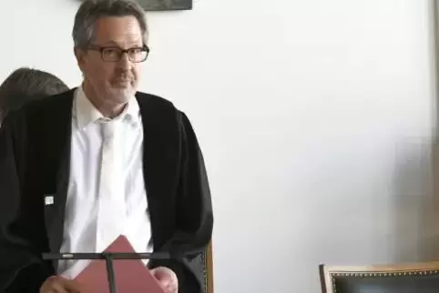 Wie es dem misshandelten Jungen jetzt geht, hat der Vorsitzende Richter Uwe Gau nun eine Jugendamts-Mitarbeiterin gefragt.