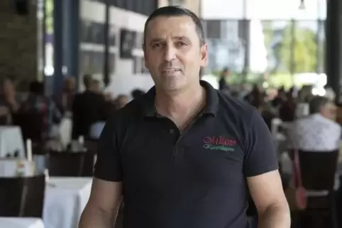 Empfängt die Schülergruppe aus der Türkei mit italienischem Essen: Mahmut Sarikaya.